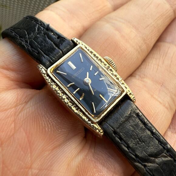 Vintage SEIKO 11-3180 Ladies Mechanical Manual Wind Watch Gold Tone Black Tank - Picture 1 of 9
